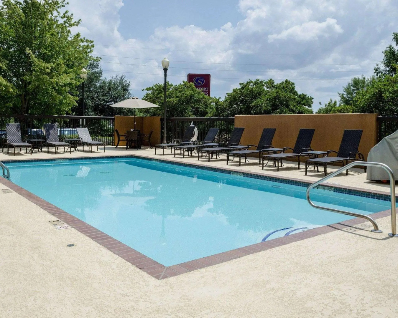 Russell Inn & Suites