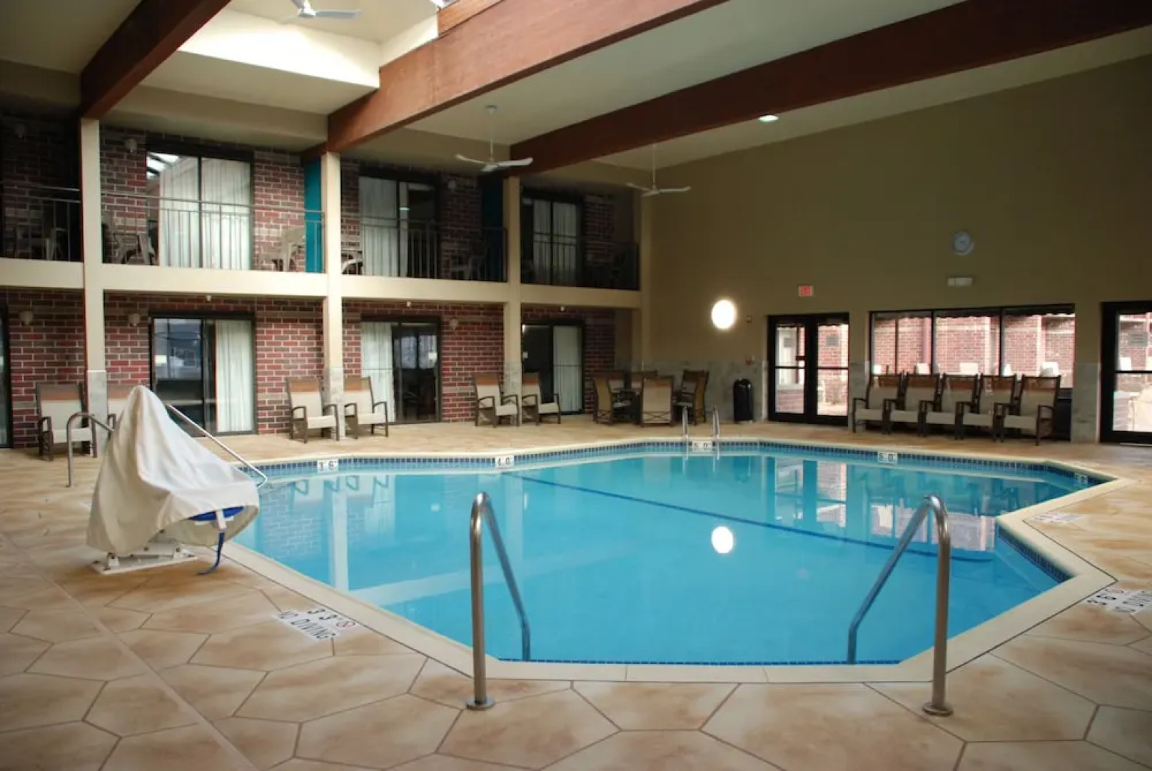 Express Suites Riverport Inn & Suites