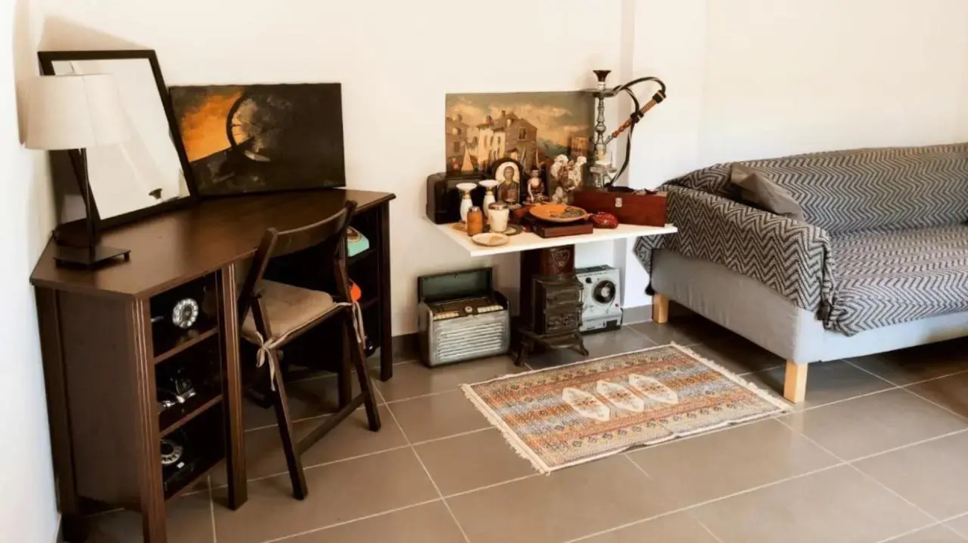 20' from the airport,20' from the center of Athens