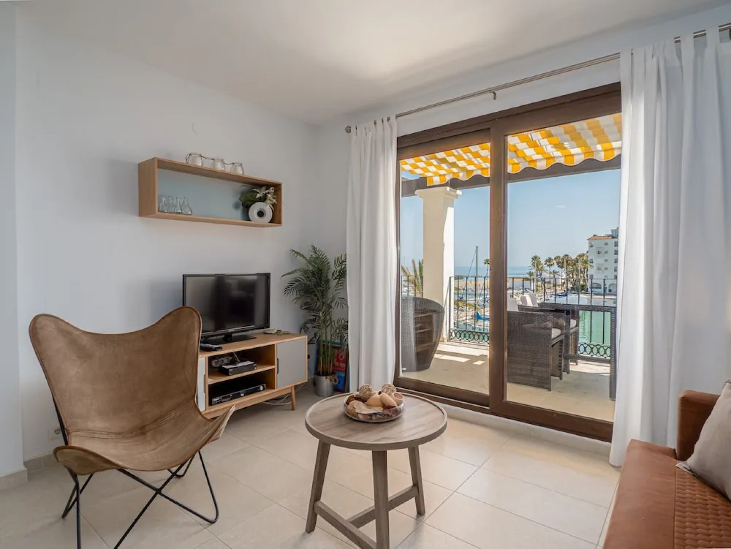 Beautiful Duquesa Harbour apt 2001