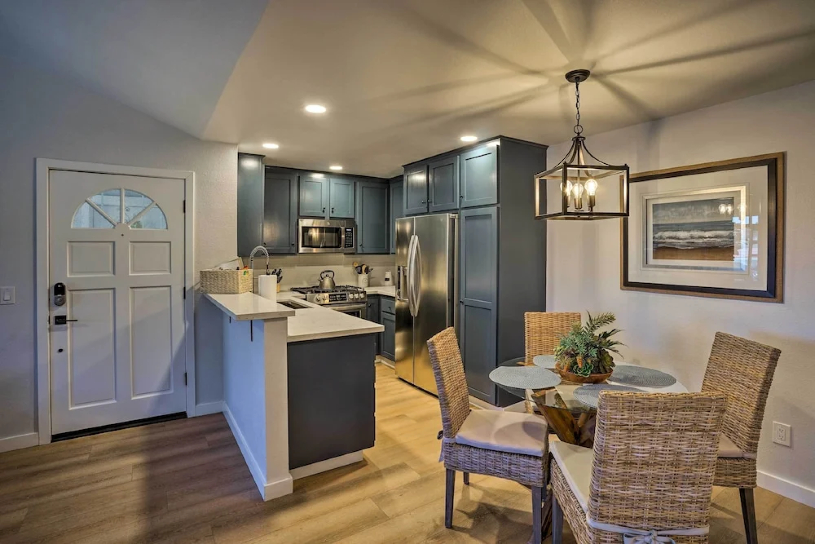 Cozy-chic Condo: Walk to Beach & Park!