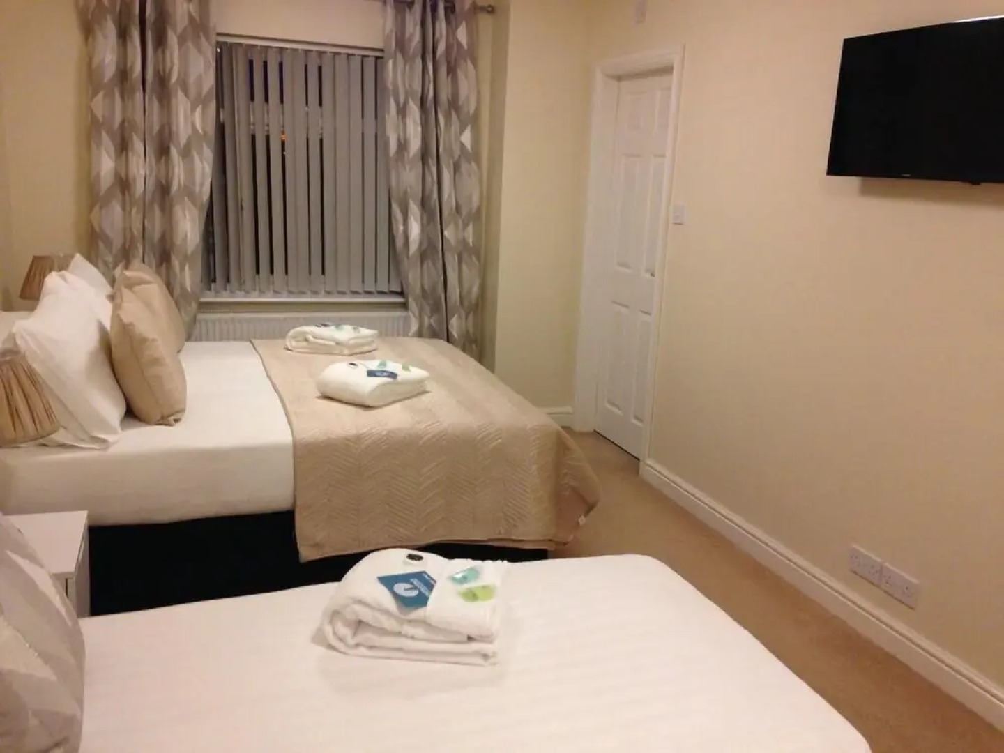 The Flintshire - 3 Bedroom House With Parking - Sleeps up to 8