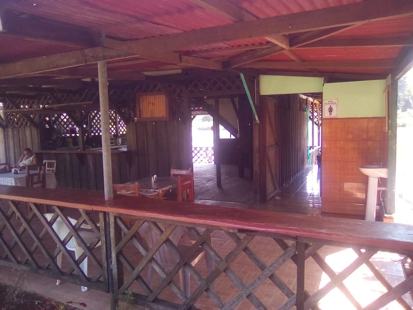 Hotel Cabinas y Tour Aaron Tortuguero