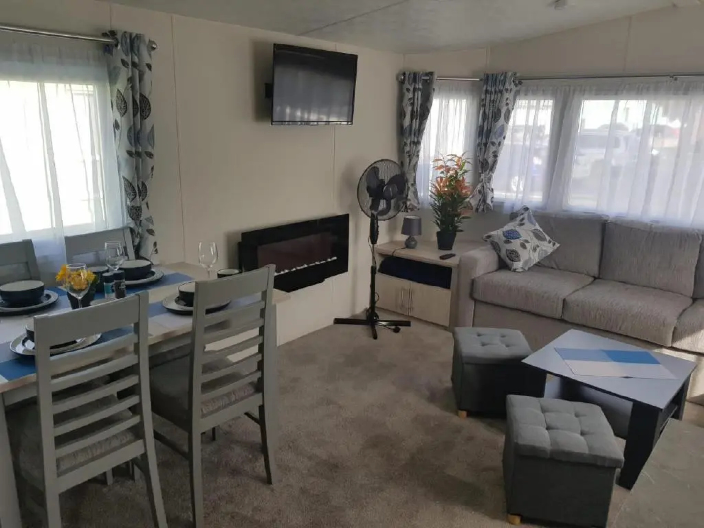 Lodge - Sleeps 8 - Parking, Wifi,
