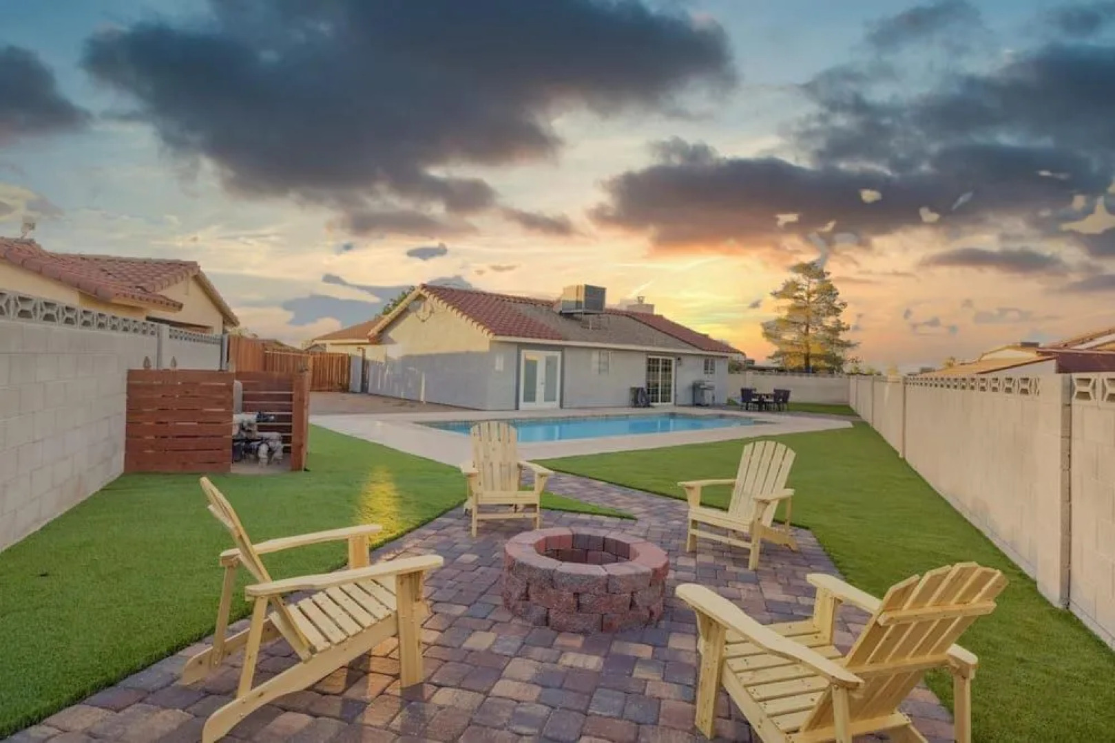 Saratoga A Bright Modern Pool Home in Vegas