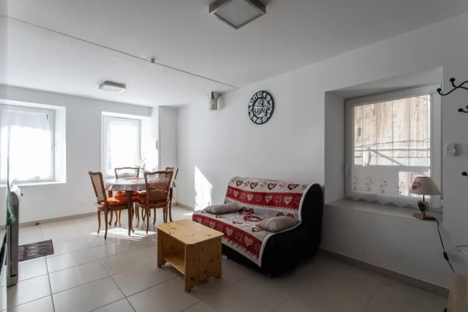 Rez-de-chaussée centre ville d'Embrun 3 étoiles