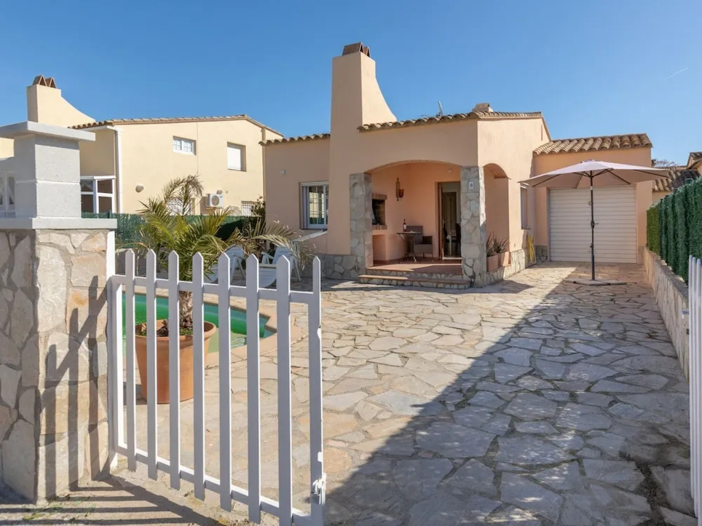 Splendid Holiday Home in St Pere Pescador With Swimming Pool