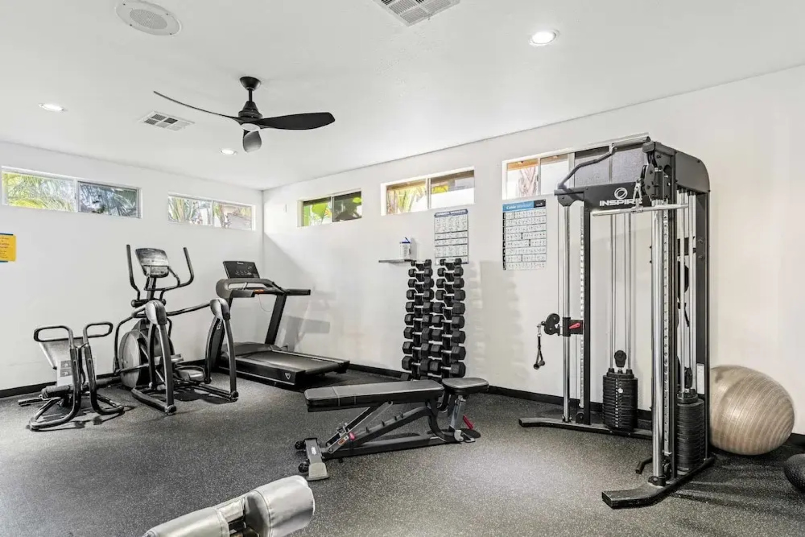 Walk to Beach Pool, Hot Tub, Private Patio, Parking Seabreeze Retreat