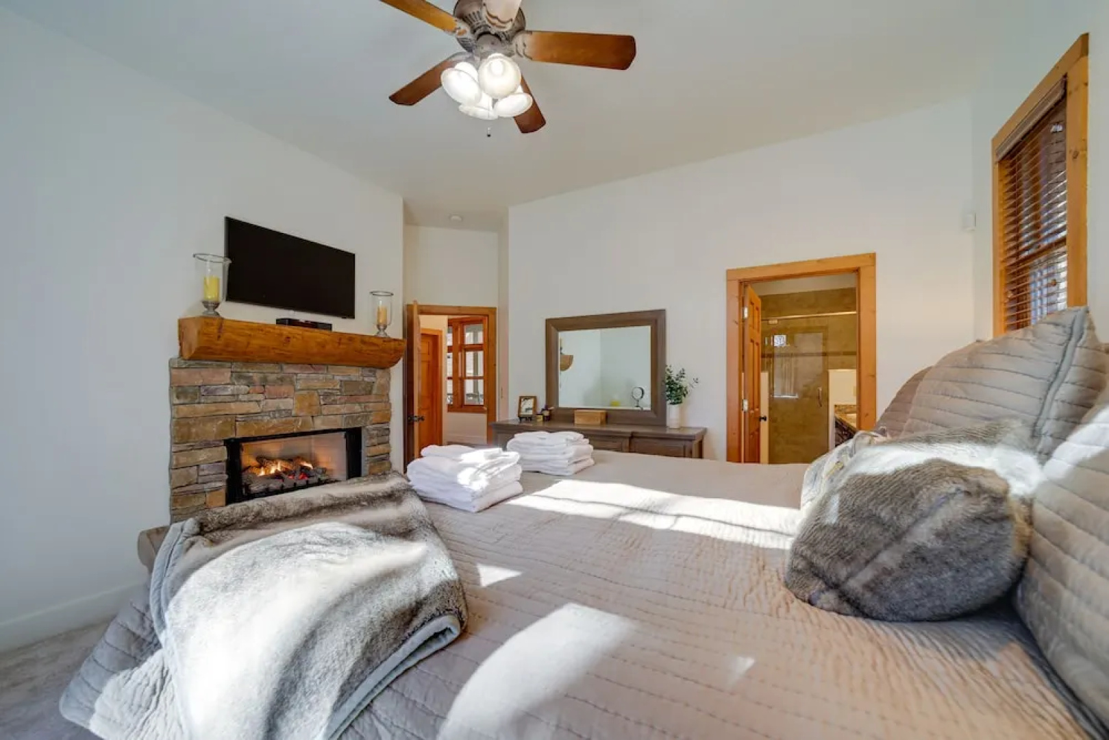 Sapphire Vacation Rental < 1 Mi to Whisper Lake!