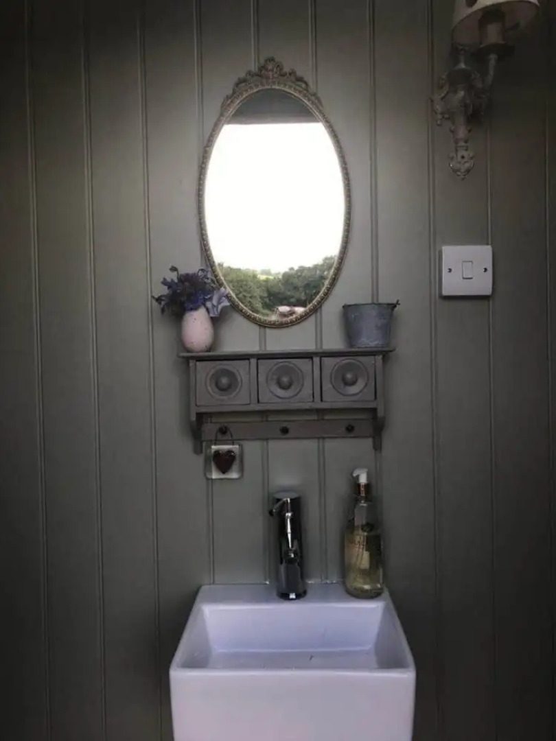 1 Bed Shepherds Hut - Sleeps 2 -wood Fired Hot Tub