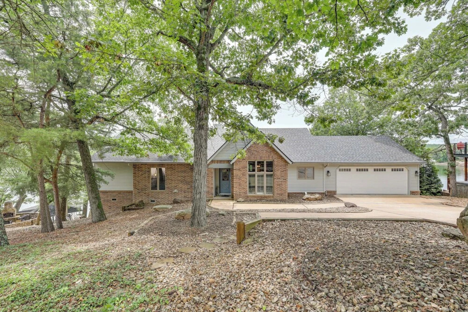 Bella Vista Home w/ Kayaks & Deck on Loch Lomond!