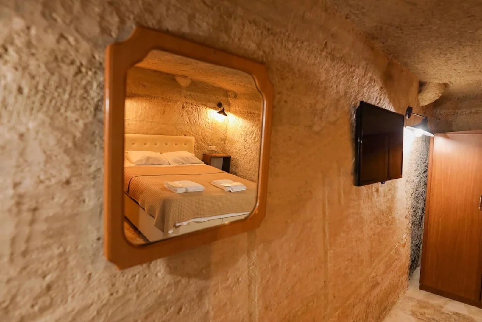 Cave seasons deluxe hotel