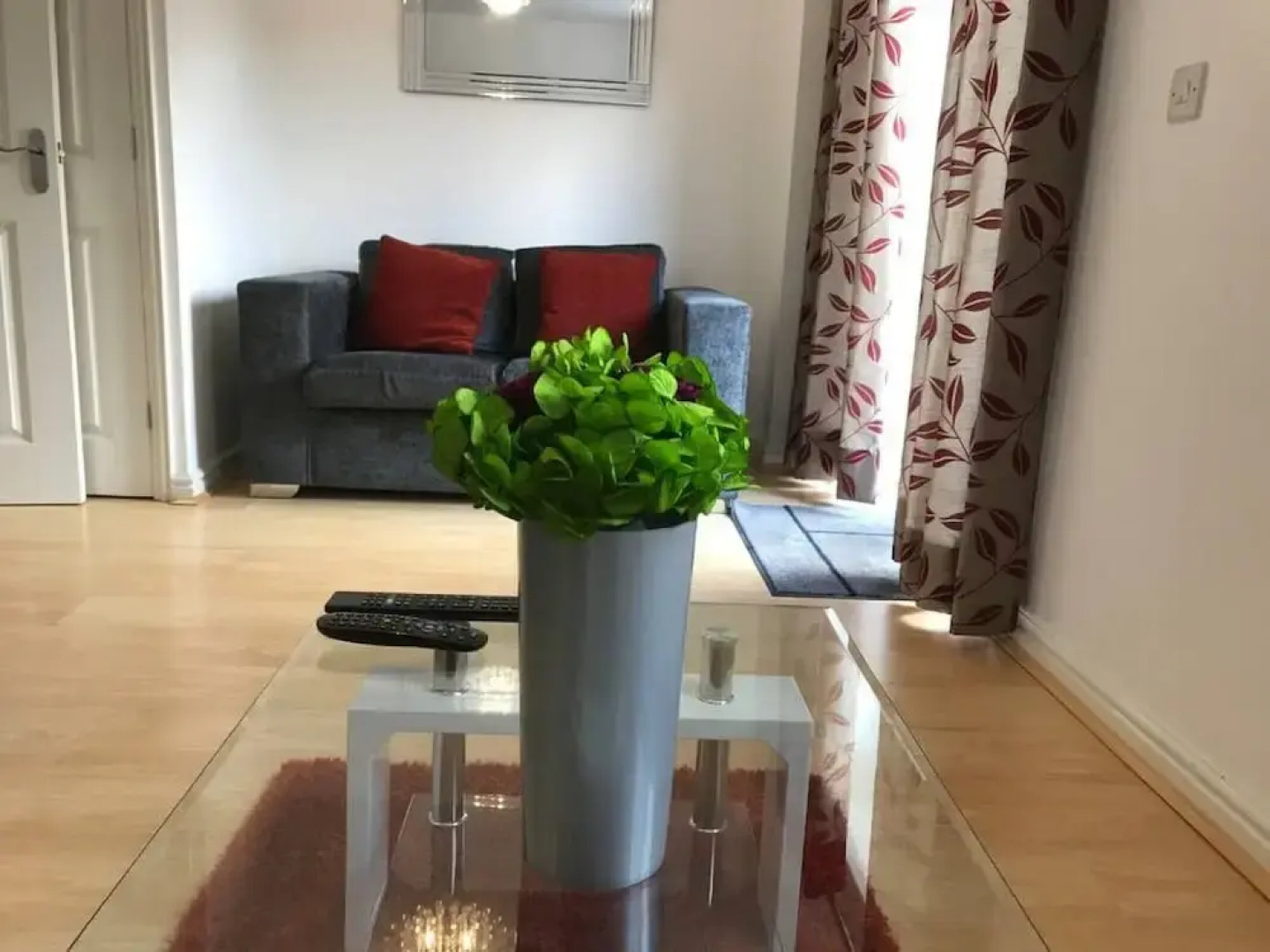 Stayzo - Cole Green Lane - Ideal for Your Next Staycation or Workcation Whole House With Wi-fi