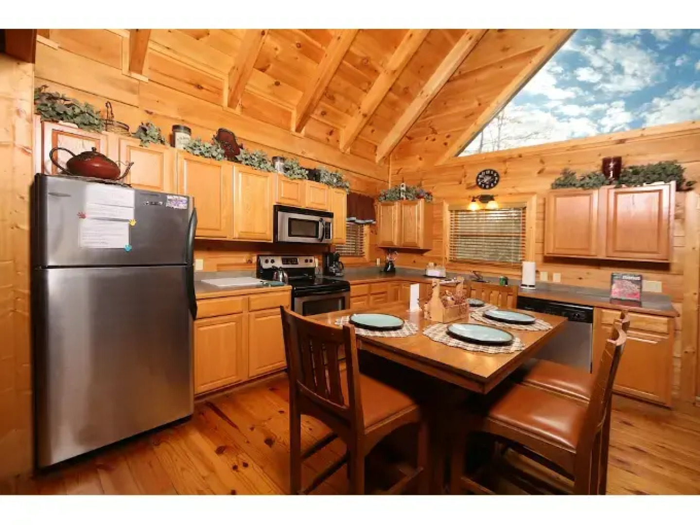 Smoky Mountain Getaway - Five Bedroom Cabin