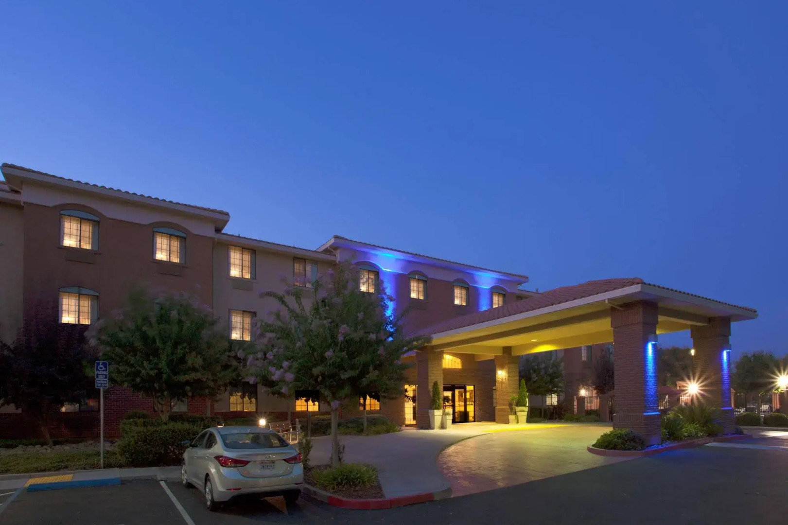 Holiday Inn Express & Suites Davis - University Area by IHG