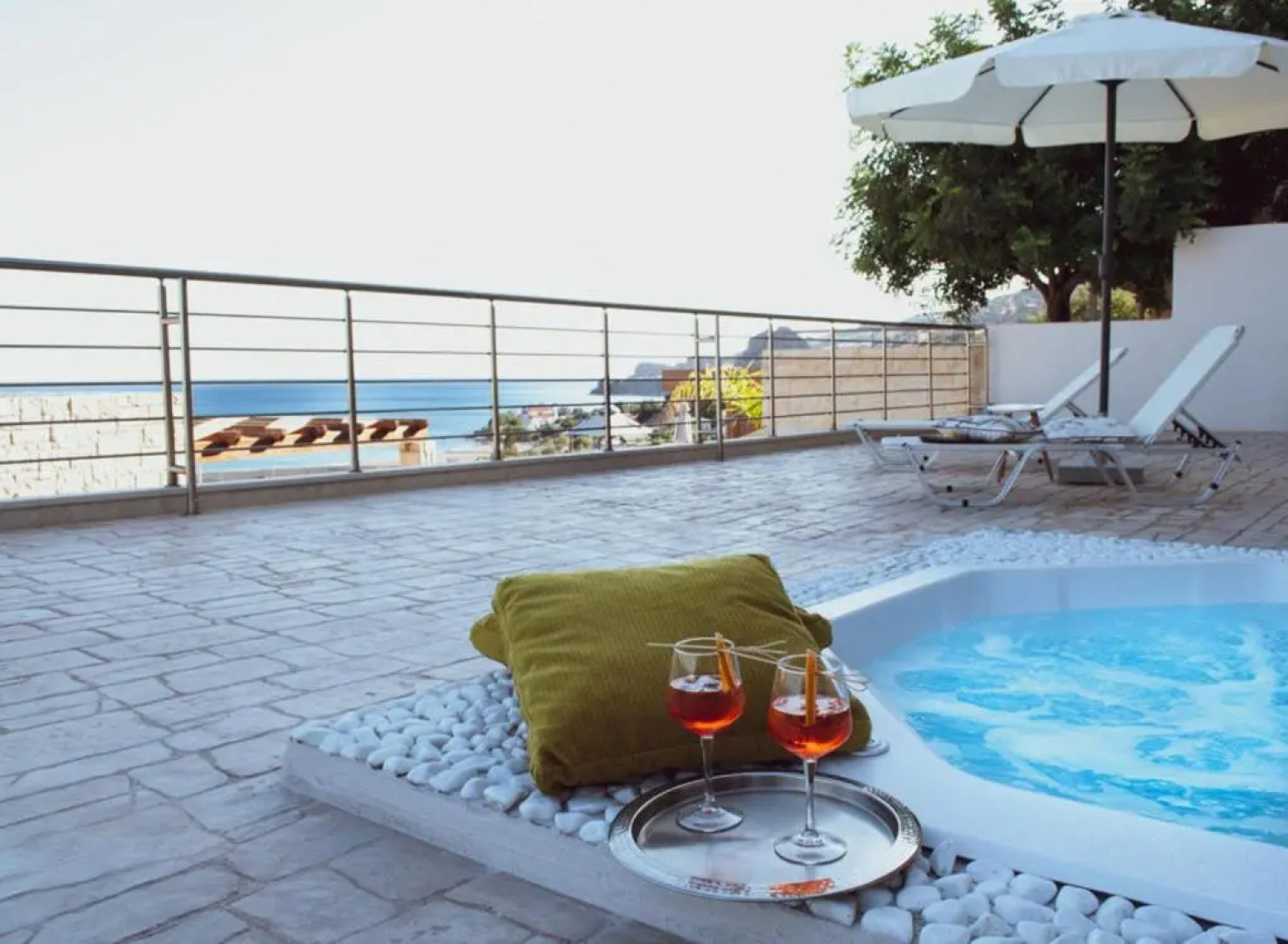 Private luxury 3bdrm Villa - Walk to beach