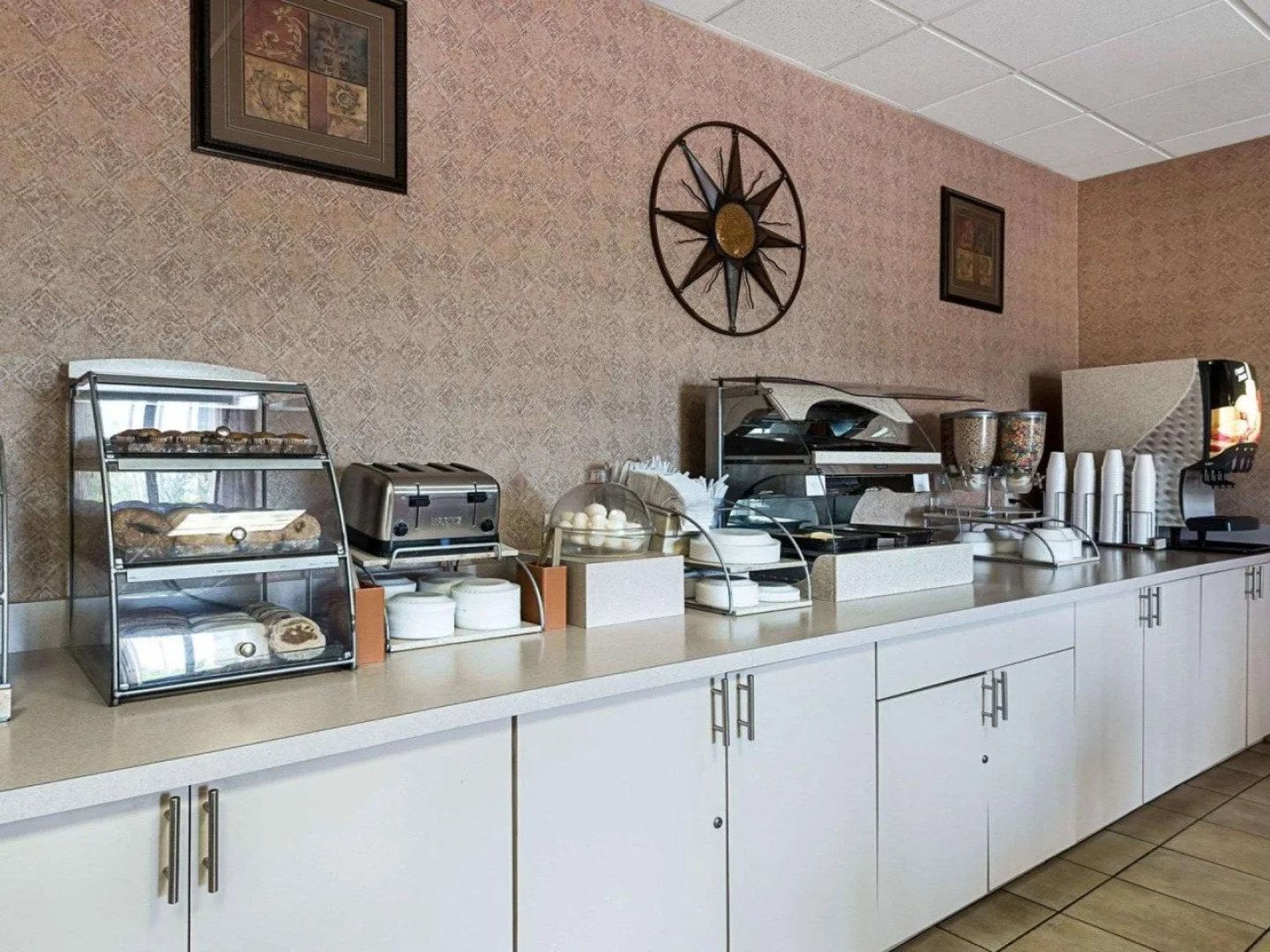 Econo Lodge Inn & Suites Triadelphia - Wheeling