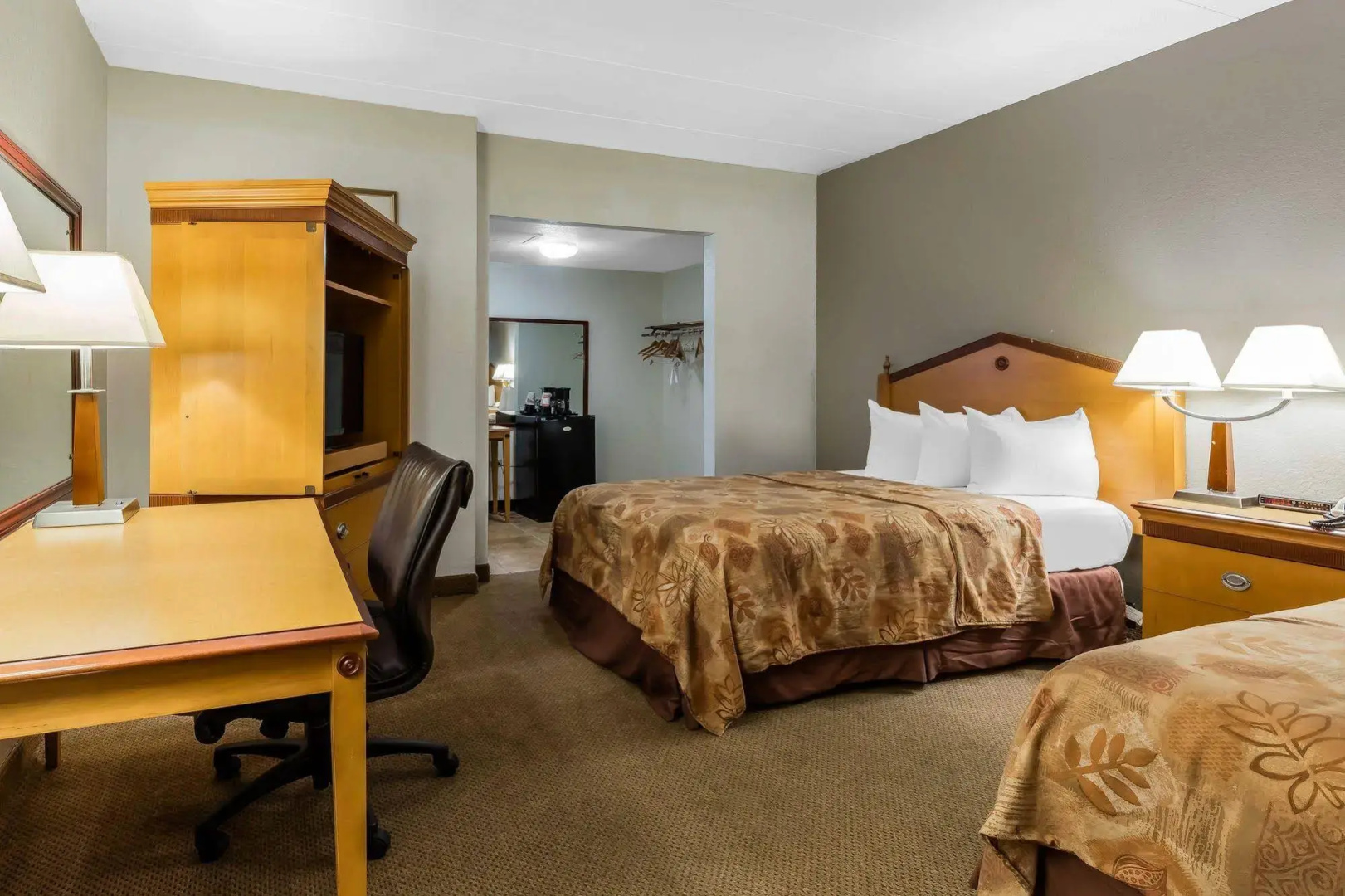 Econo Lodge Inn & Suites