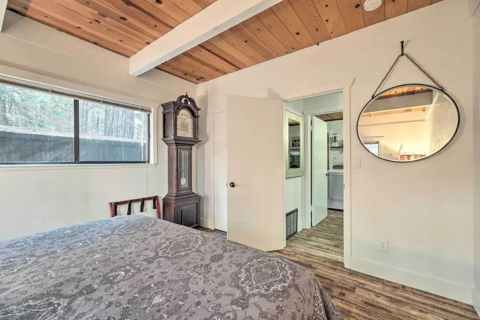 Walk Downtown: Arnold Cabin w/ Large Deck!