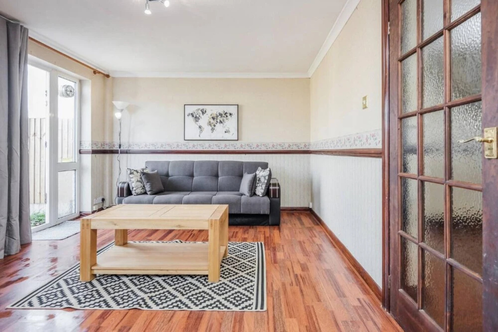 Cosy 3 Bedroom Home With Wifi, Parking & Garden