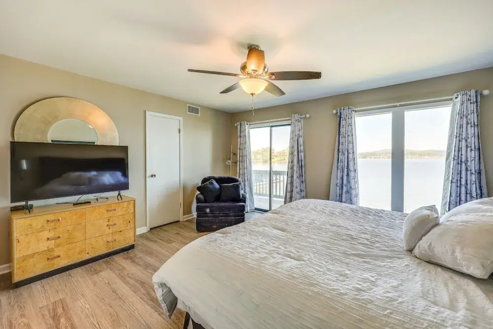 Hot Springs Lakefront Condo w/ Marina Access!