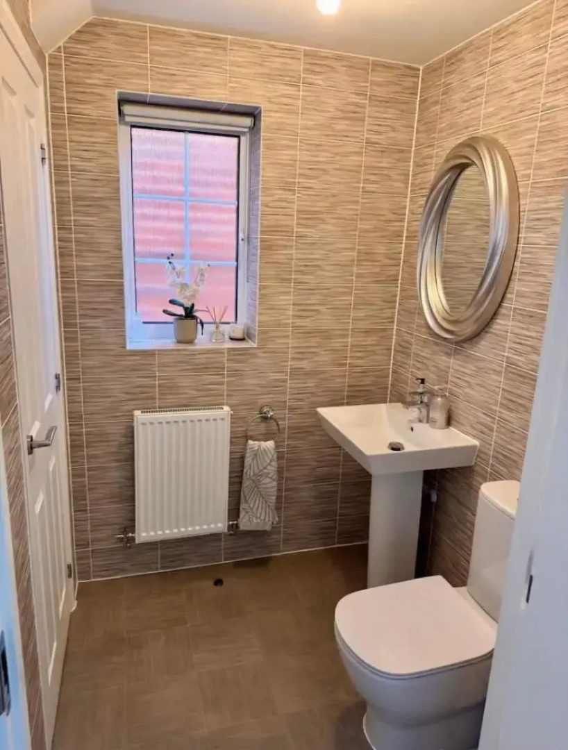 High END Spacious 4 Bed House - Free Parking