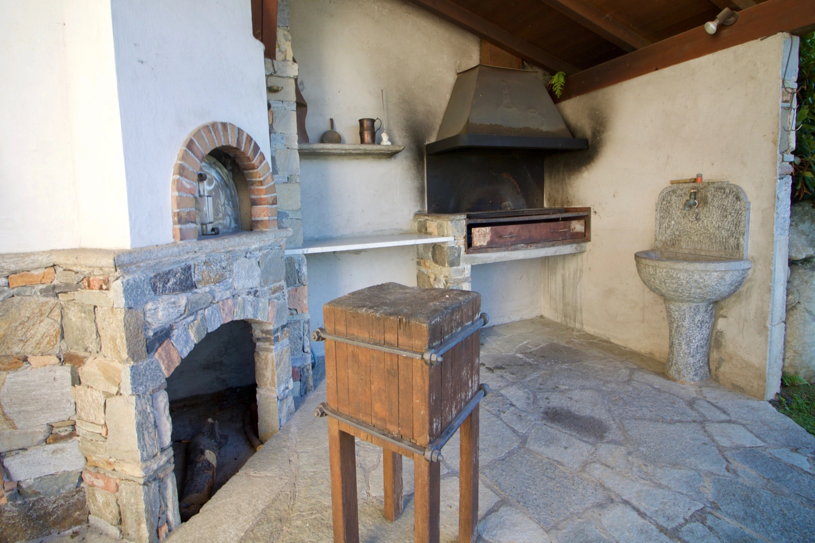 Oasi di Castelveccana Apt Pool and View