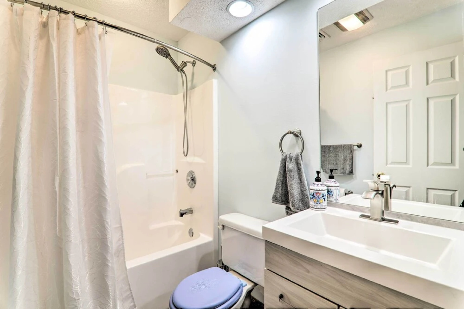 Modern Camelback Mountain Home: 1/2 Mi to Skiing!