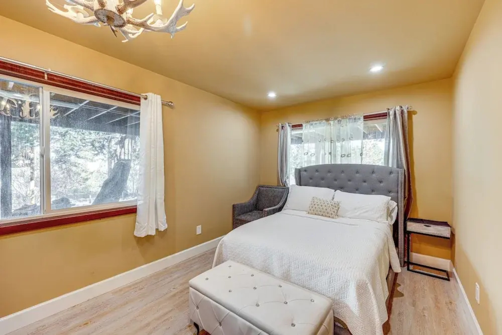 Wraparound Deck & Grill: Wrightwood Cabin Near PCT