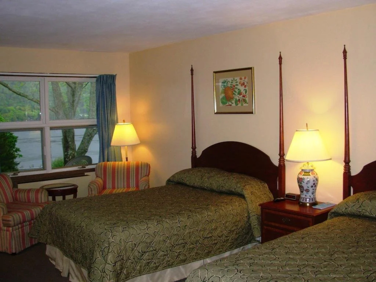 Red Carpet Inn On The Lake