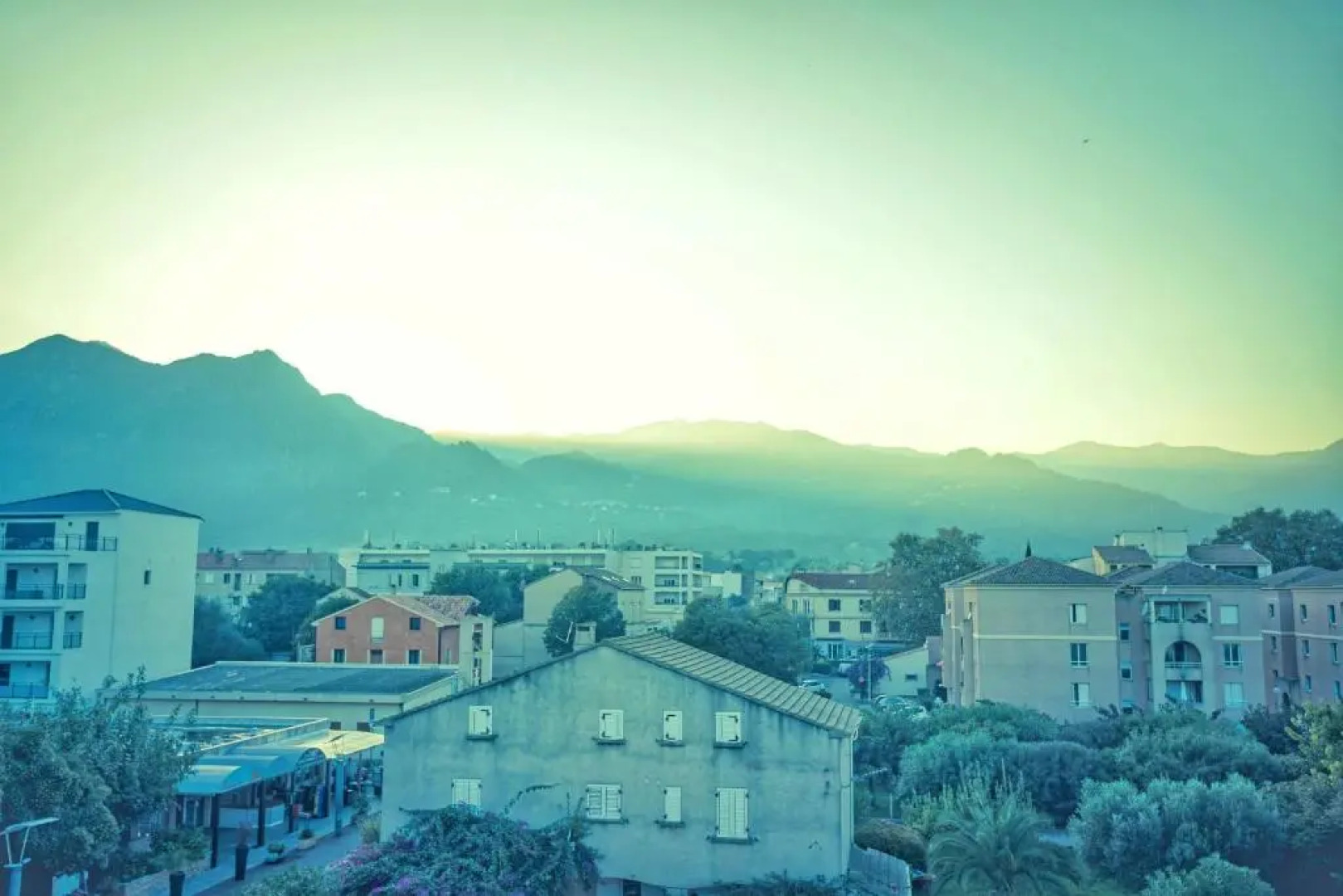 Studio cosy les pieds dans l'eau, climatisé, Parking privé, Vue montagne