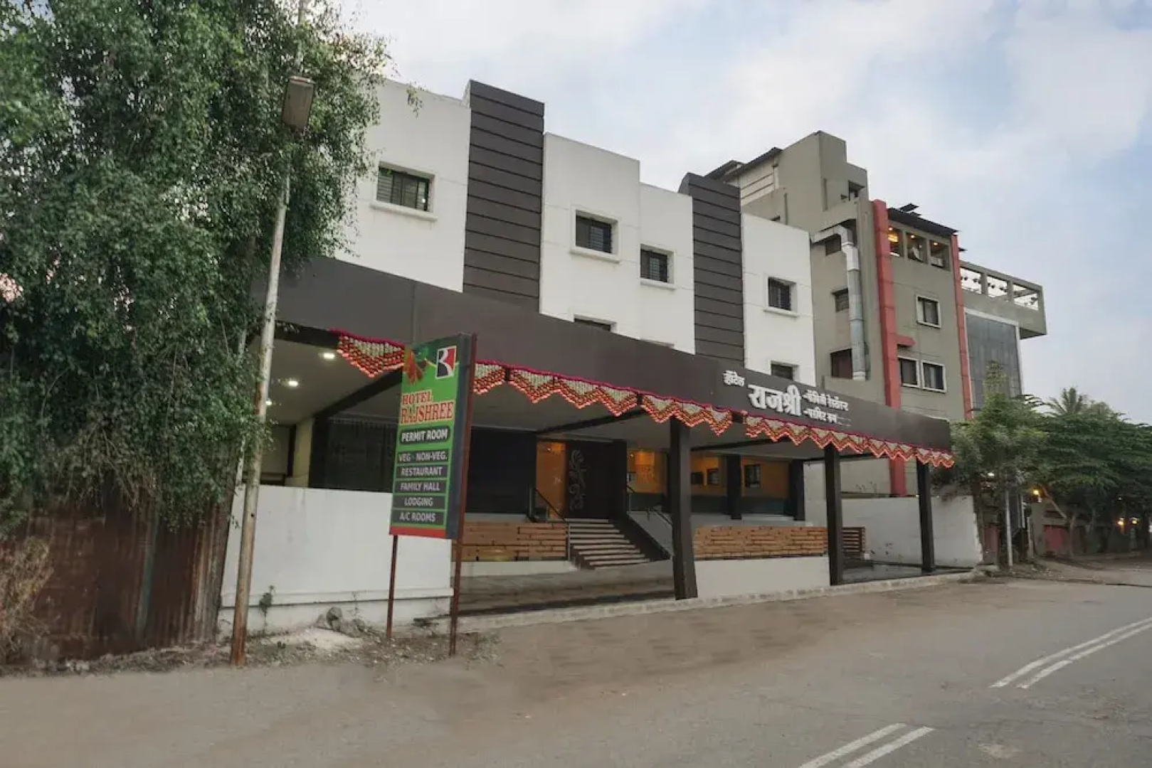 OYO 24674 Hotel Rajshree