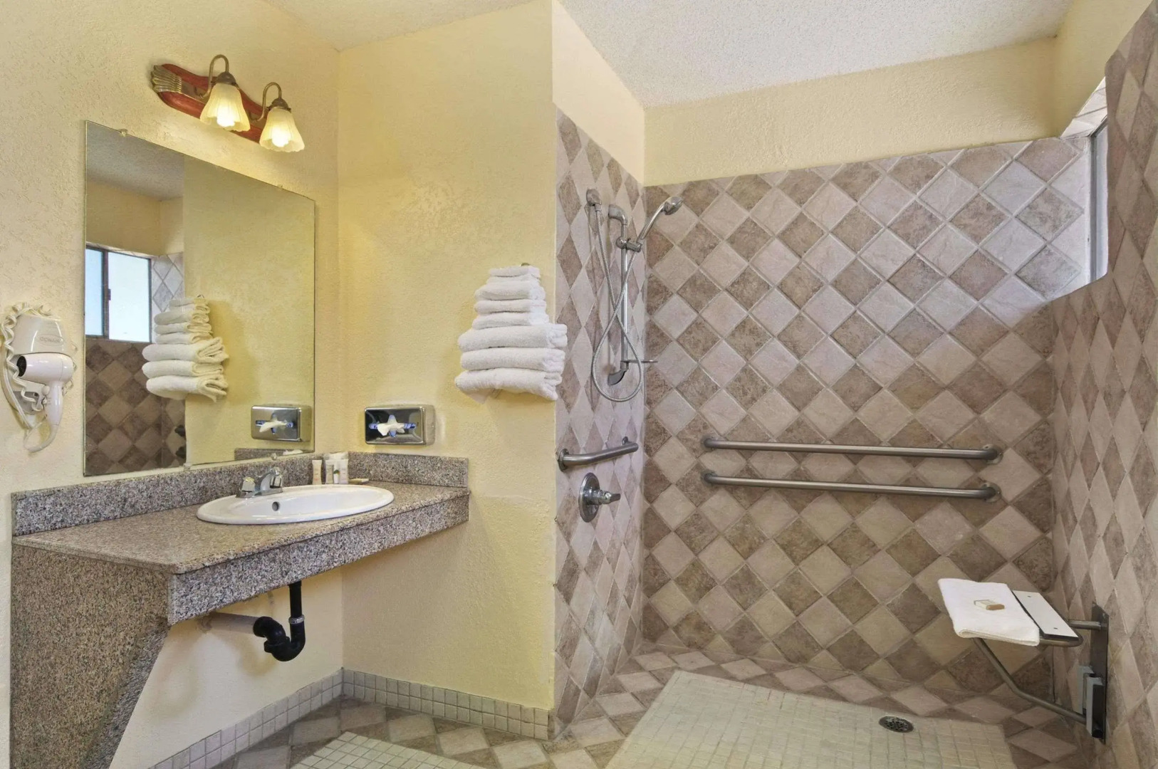 Hotel McCoy - Art, Libations, Pool Society