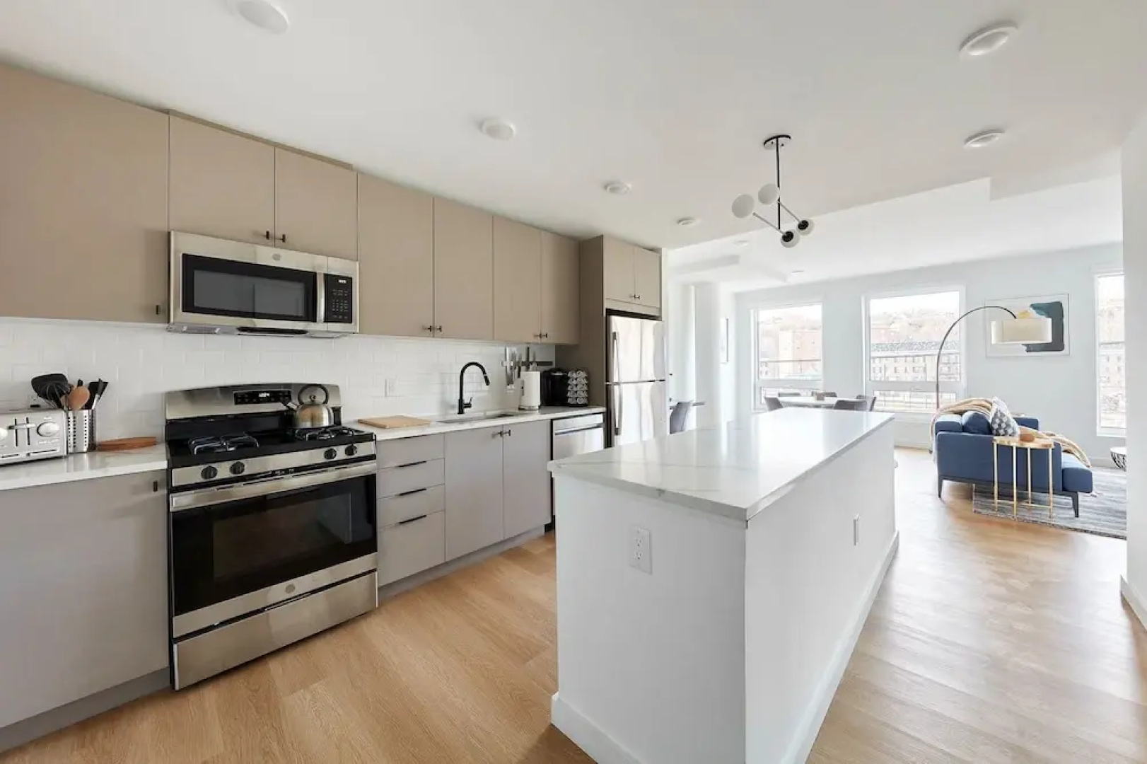 Stylish 2 BR w Roof Deck Access - Mins to NYC