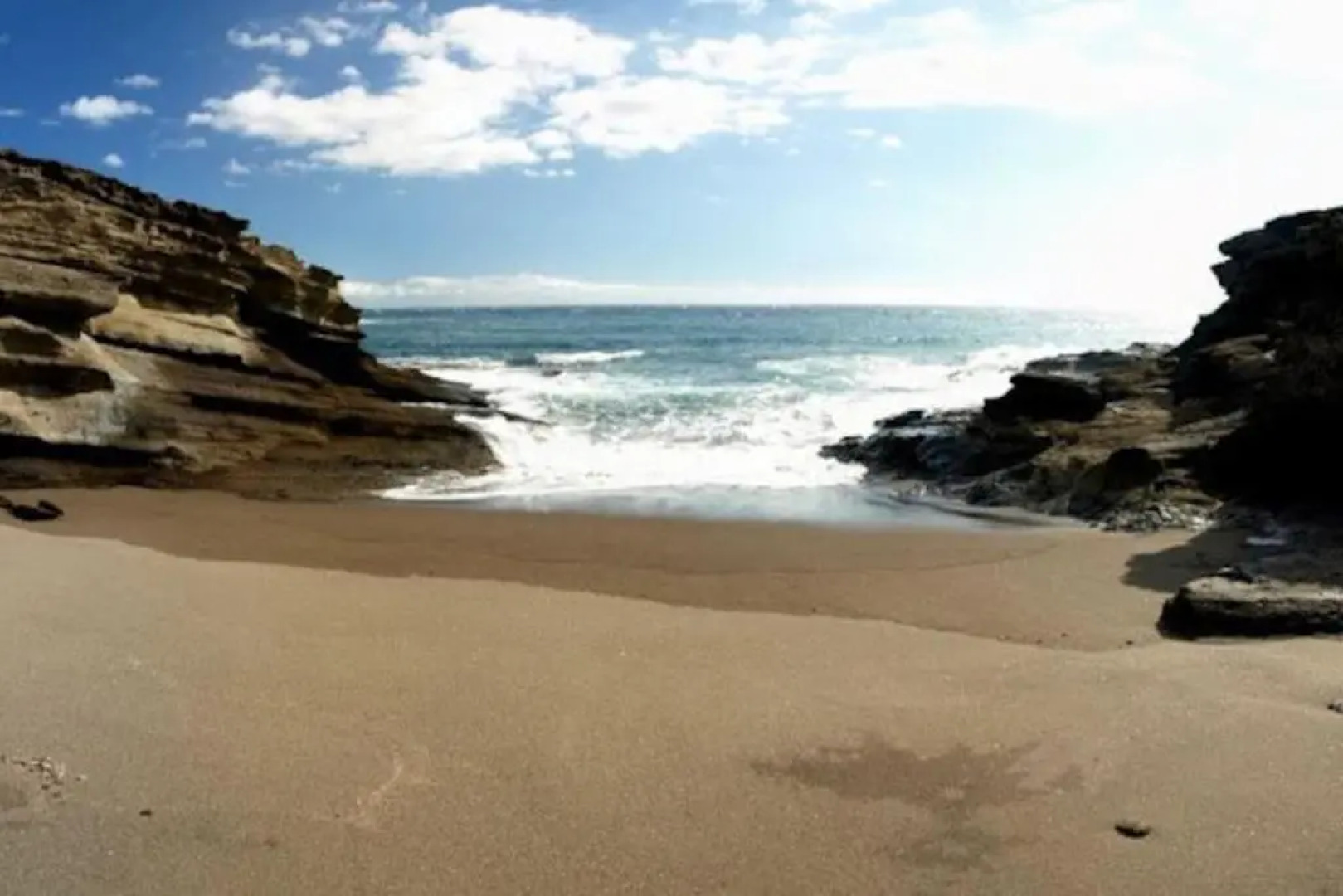 Bright spacious apartment, 2 min walk from beach