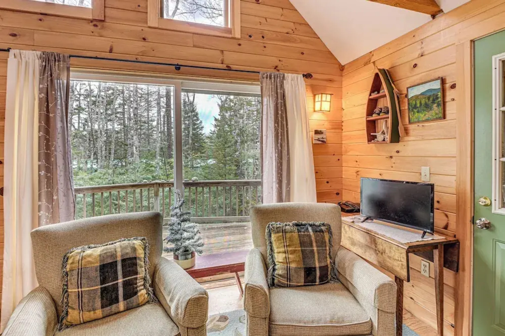 Lamoine Cabin w/ Deck ~ 16 Mi to Acadia Natl Park