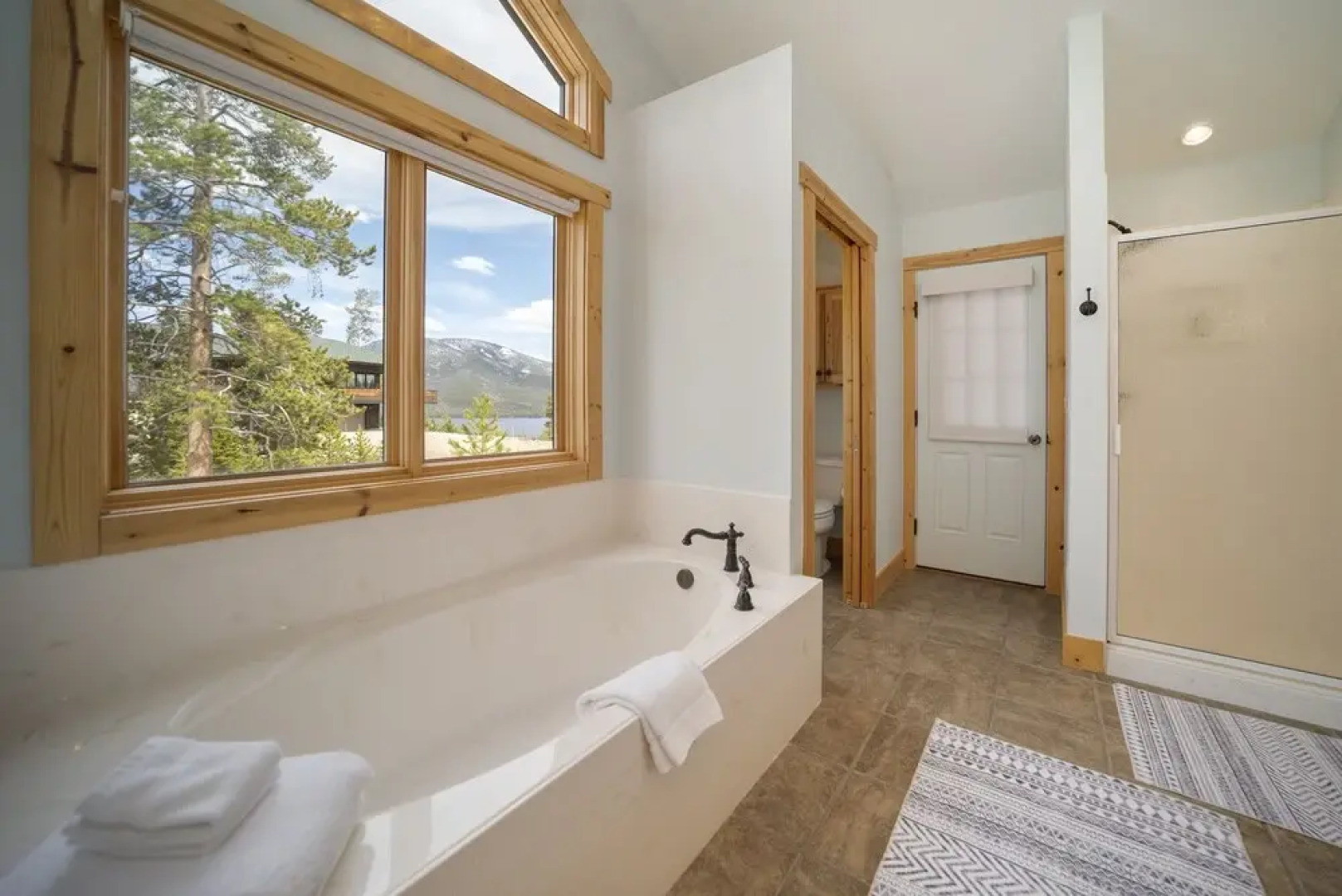 Moose Ridge Cabin 5 Bedroom Cabin by RedAwning