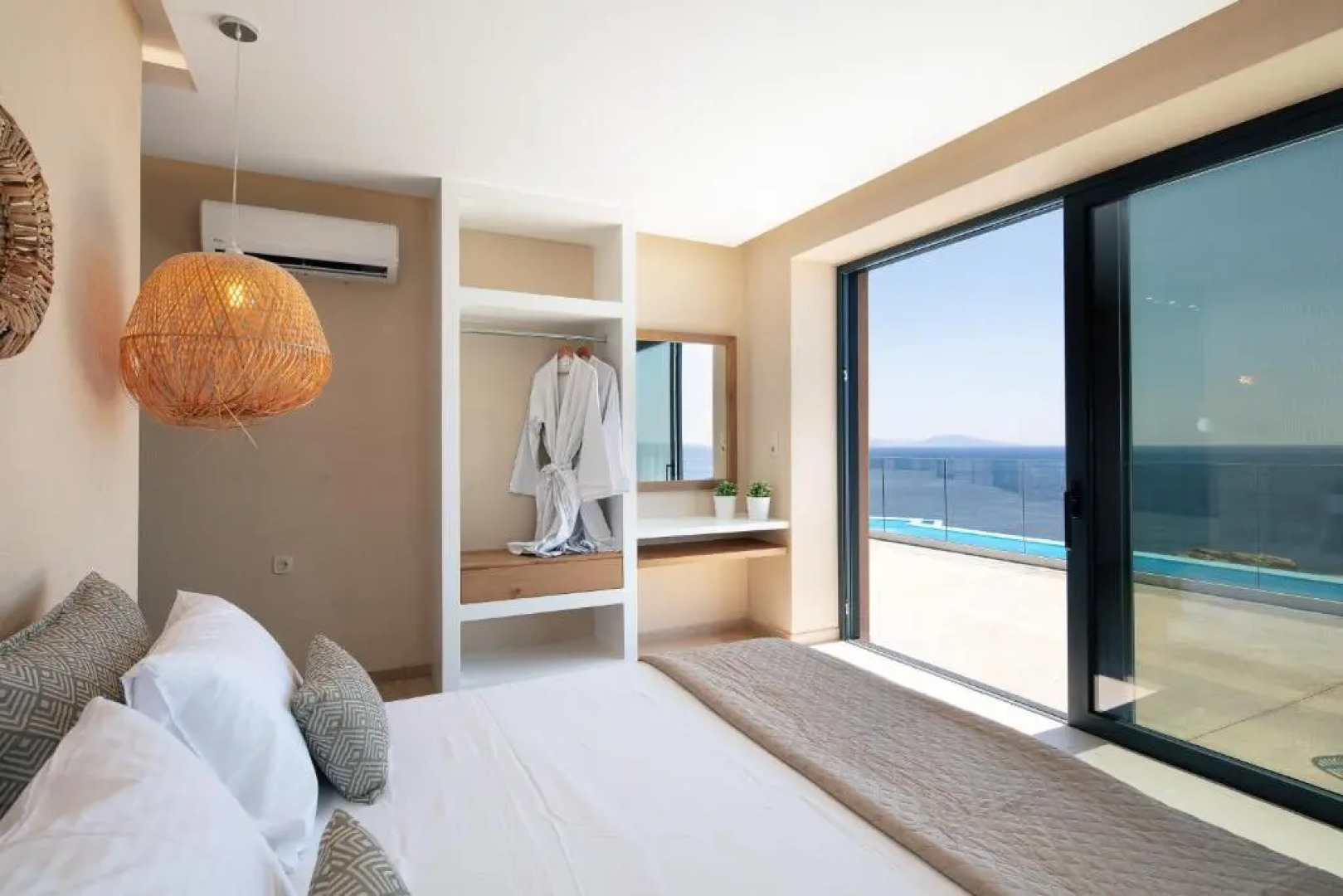 Seafront luxury villa with infinity pool & devine views!