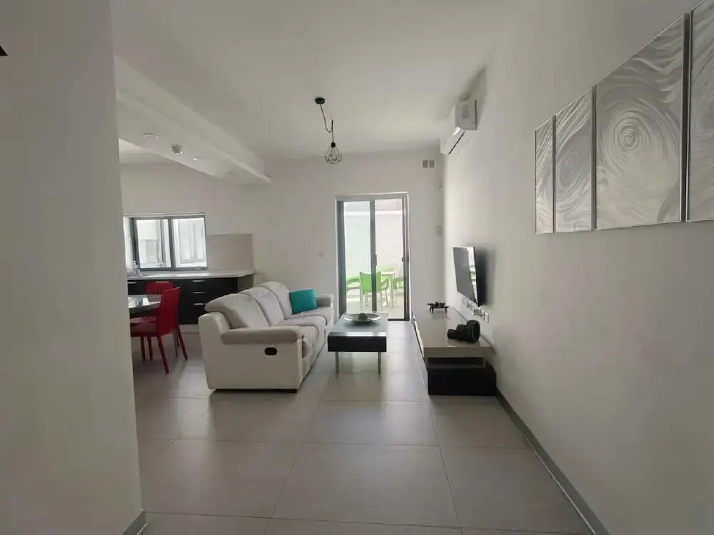 Twin Room with Laundry in Pembroke