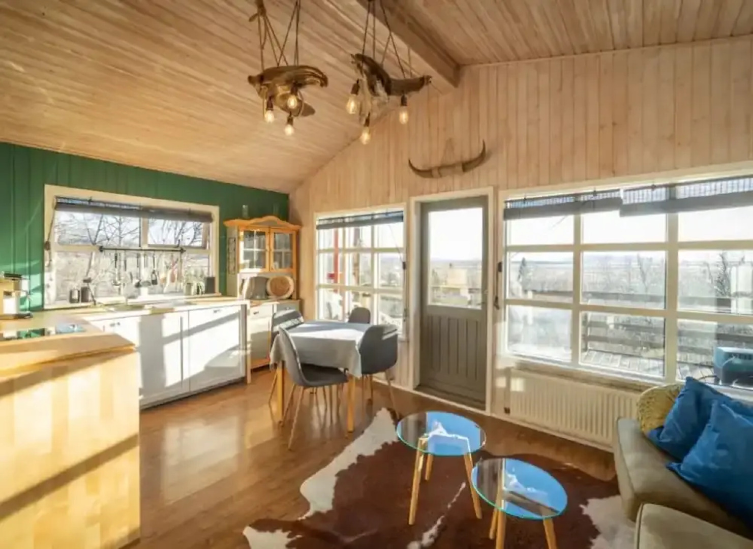 Traditional Cottage with Jacuzzi andLake