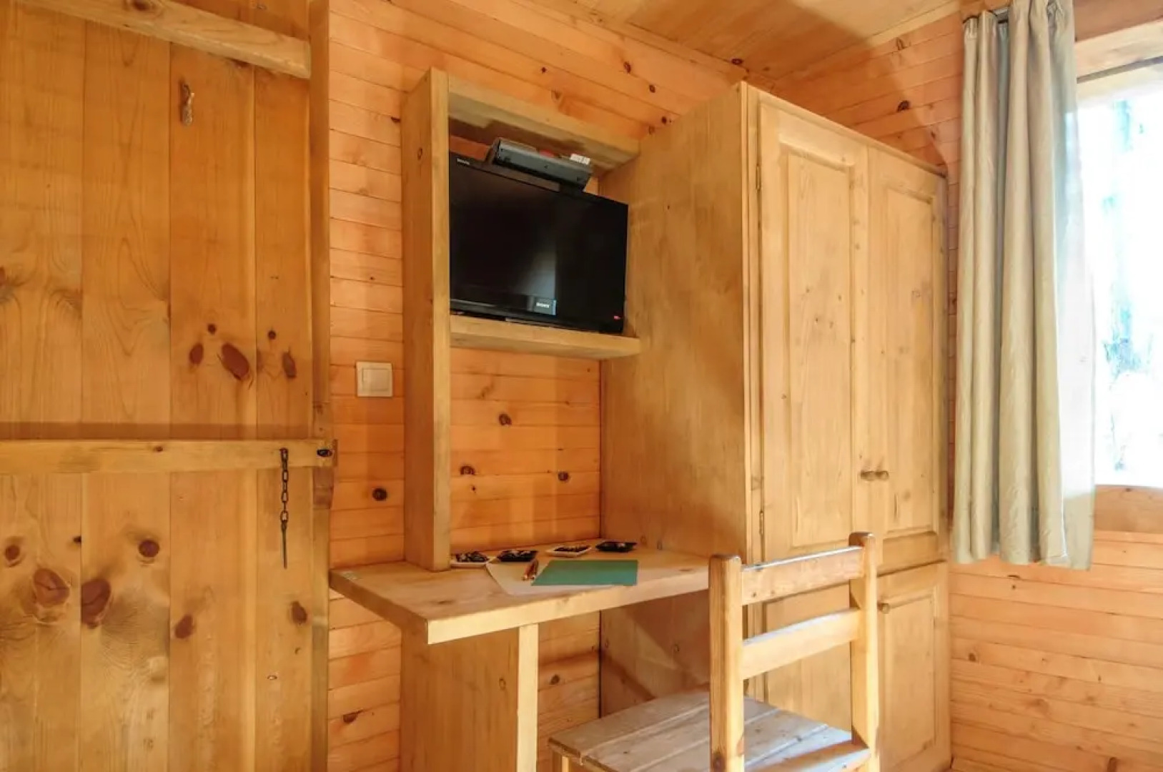 House With 2 Bedrooms in Hadzhidimovo, With Wonderful Lake View, Shared Pool, Enclosed Garden