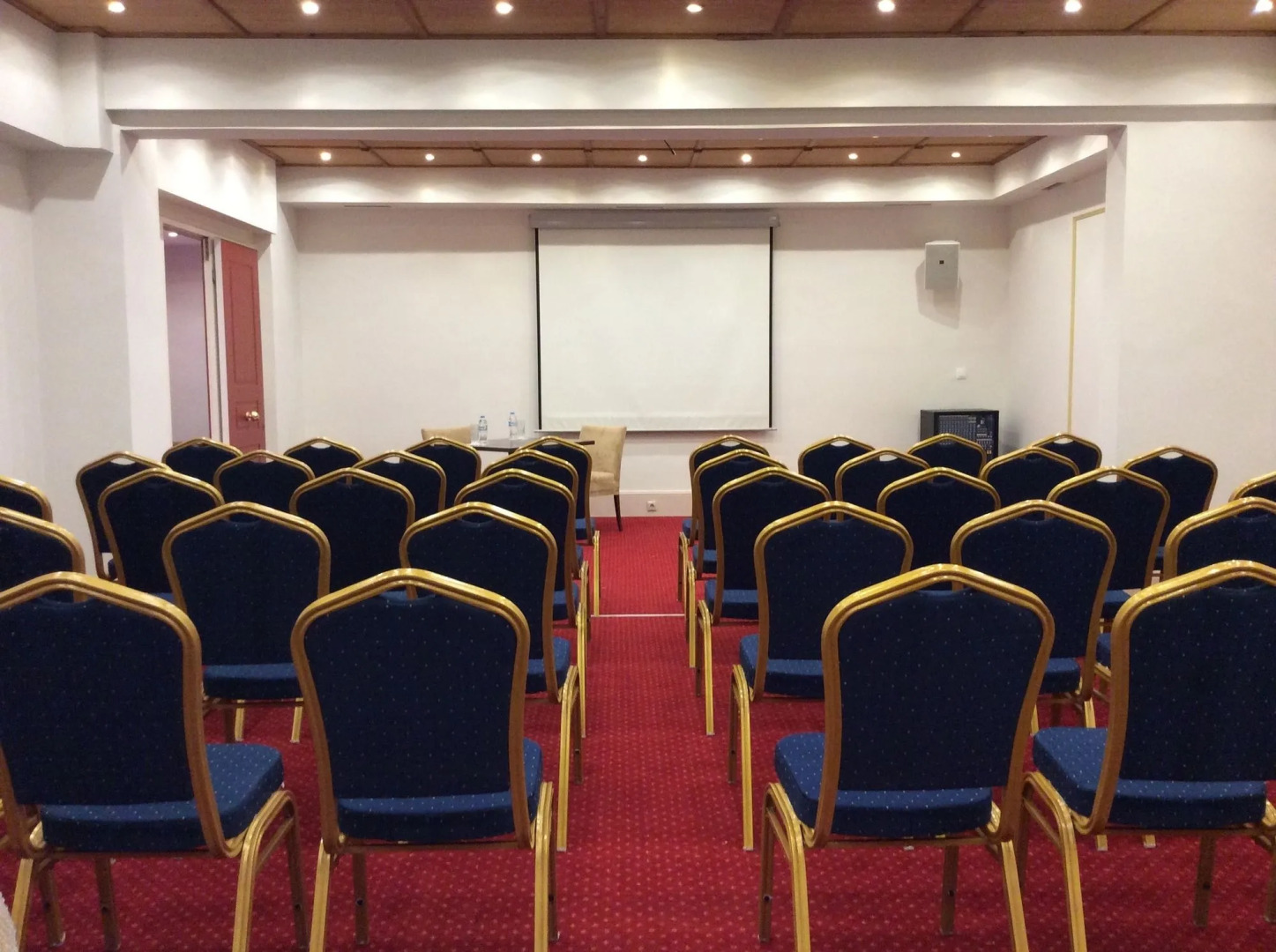 Country Club Hotel & Suites