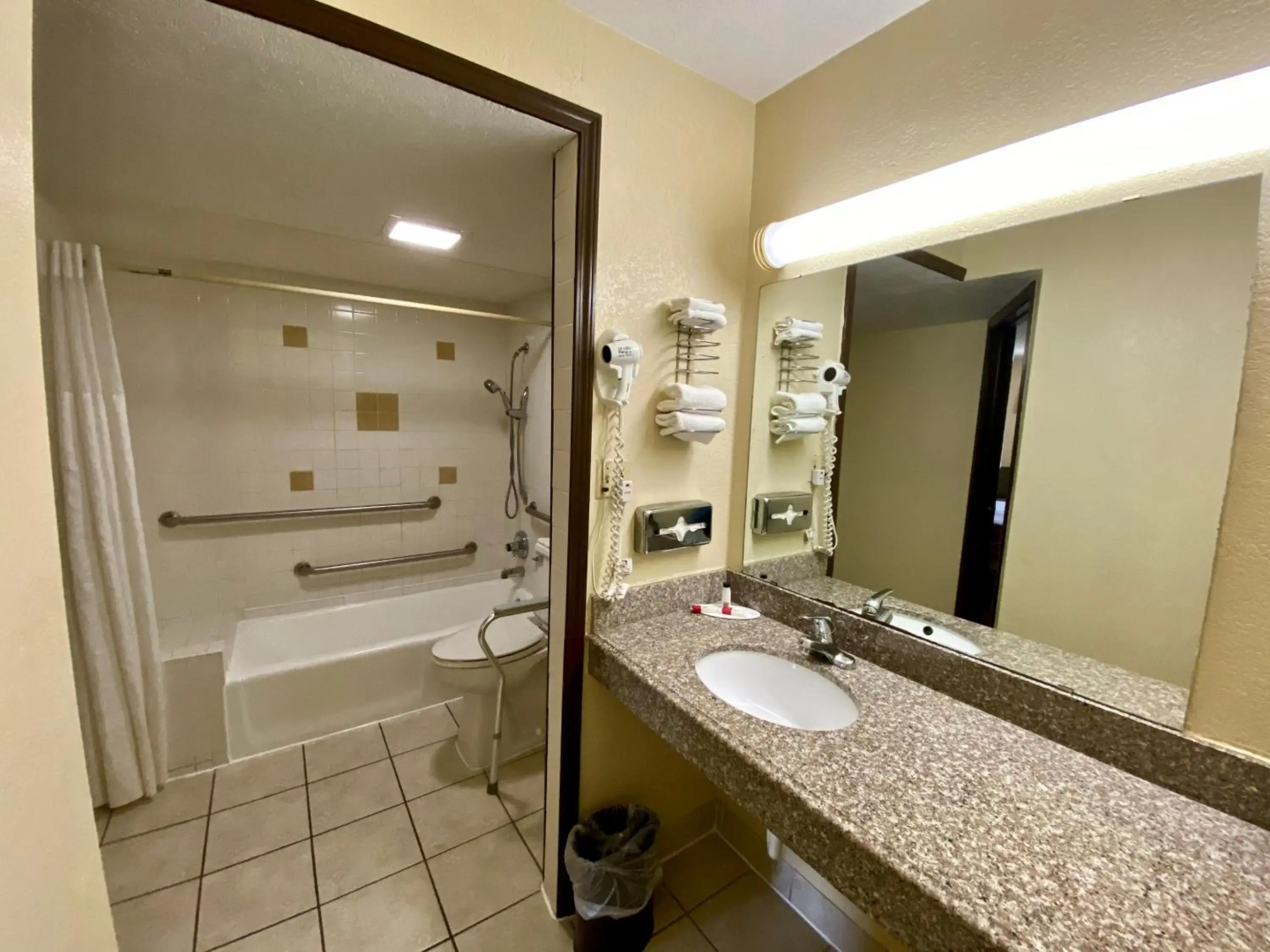 Super 8 by Wyndham Shawnee
