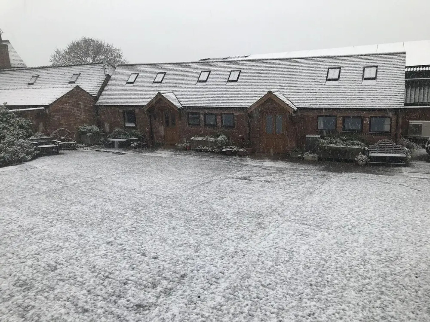 Nuneaton - Cottage - Sleeps 2 - Parking - Garden