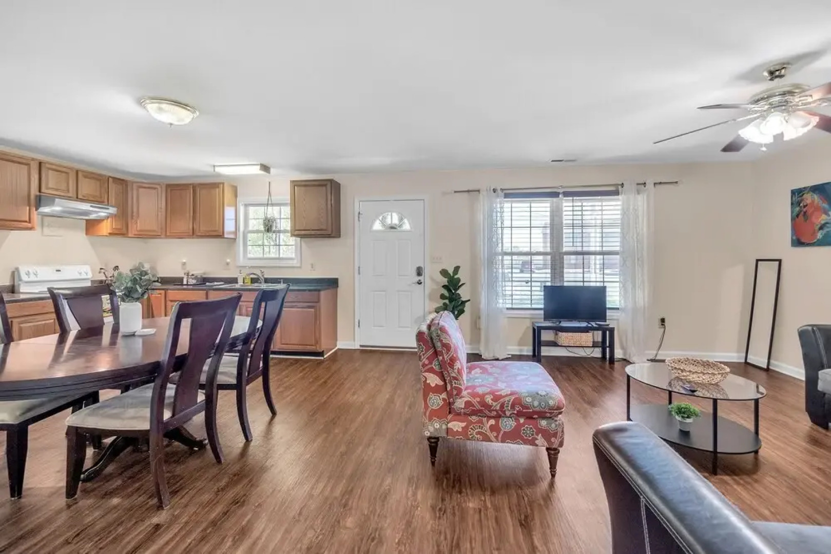 Have The Best Stay At Our Modern Art Gallery Home 3 Bedroom Home by Redawning