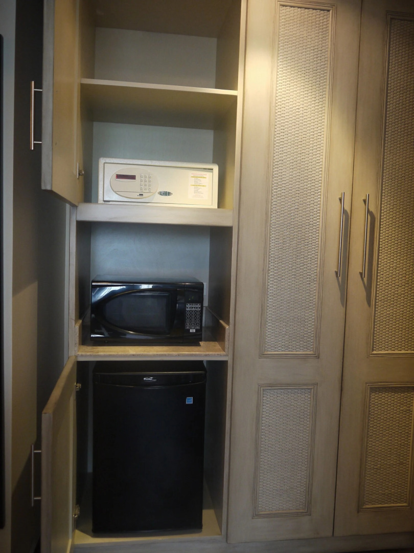 Surfrider Resort Hotel