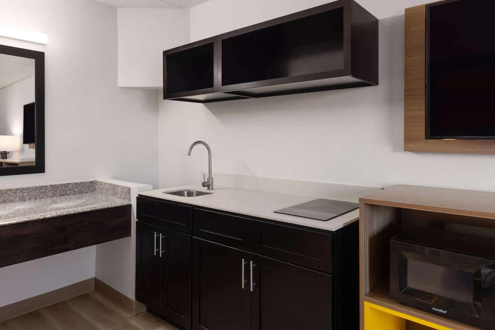 Days Inn & Suites by Wyndham Indianapolis Airport East