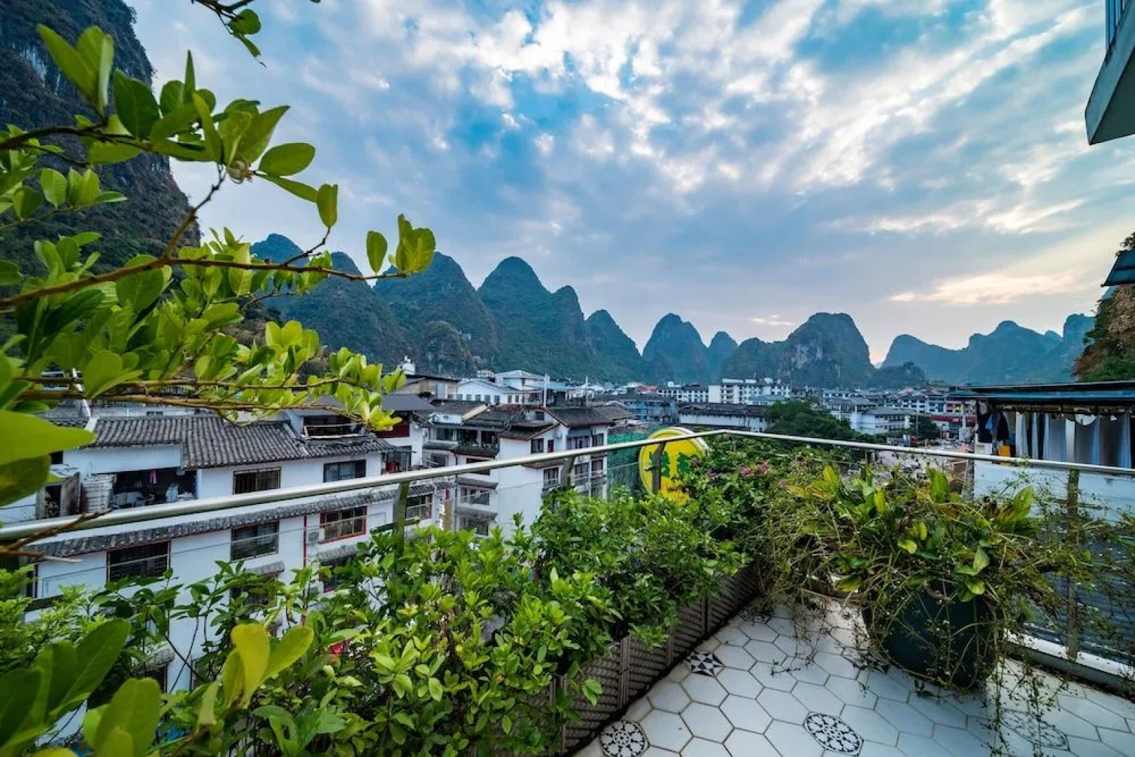 Rockabond Family Inn