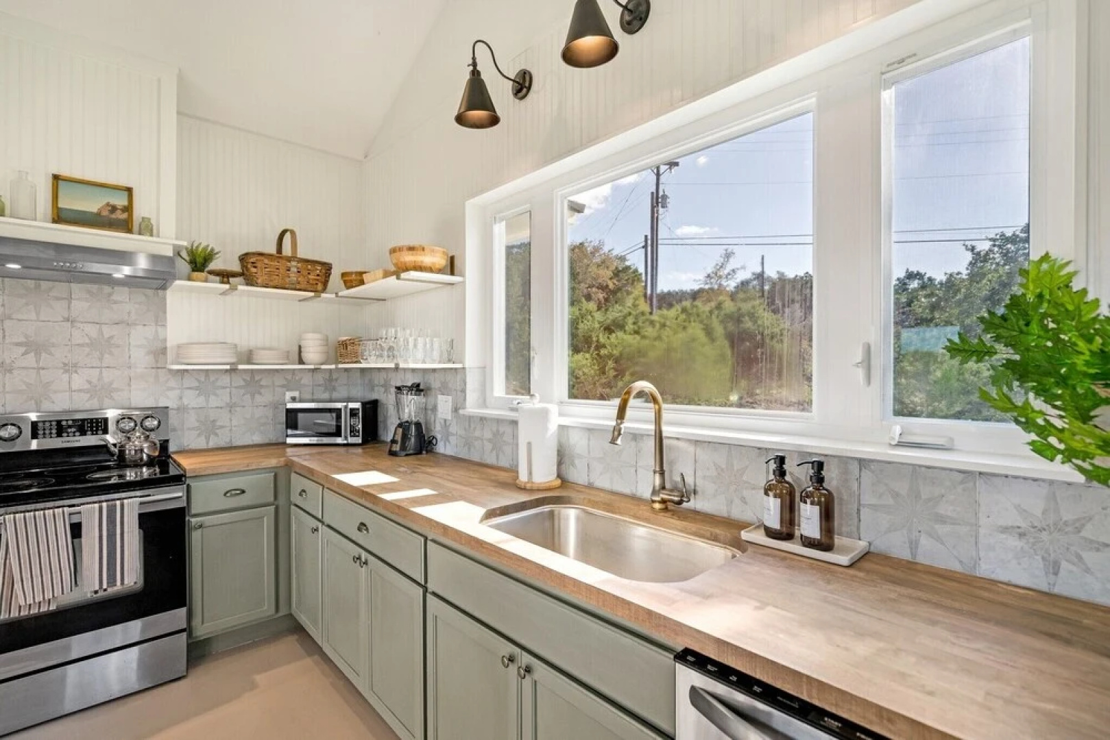 NEW Gorgeous Home With Hot Tub 5min From the River