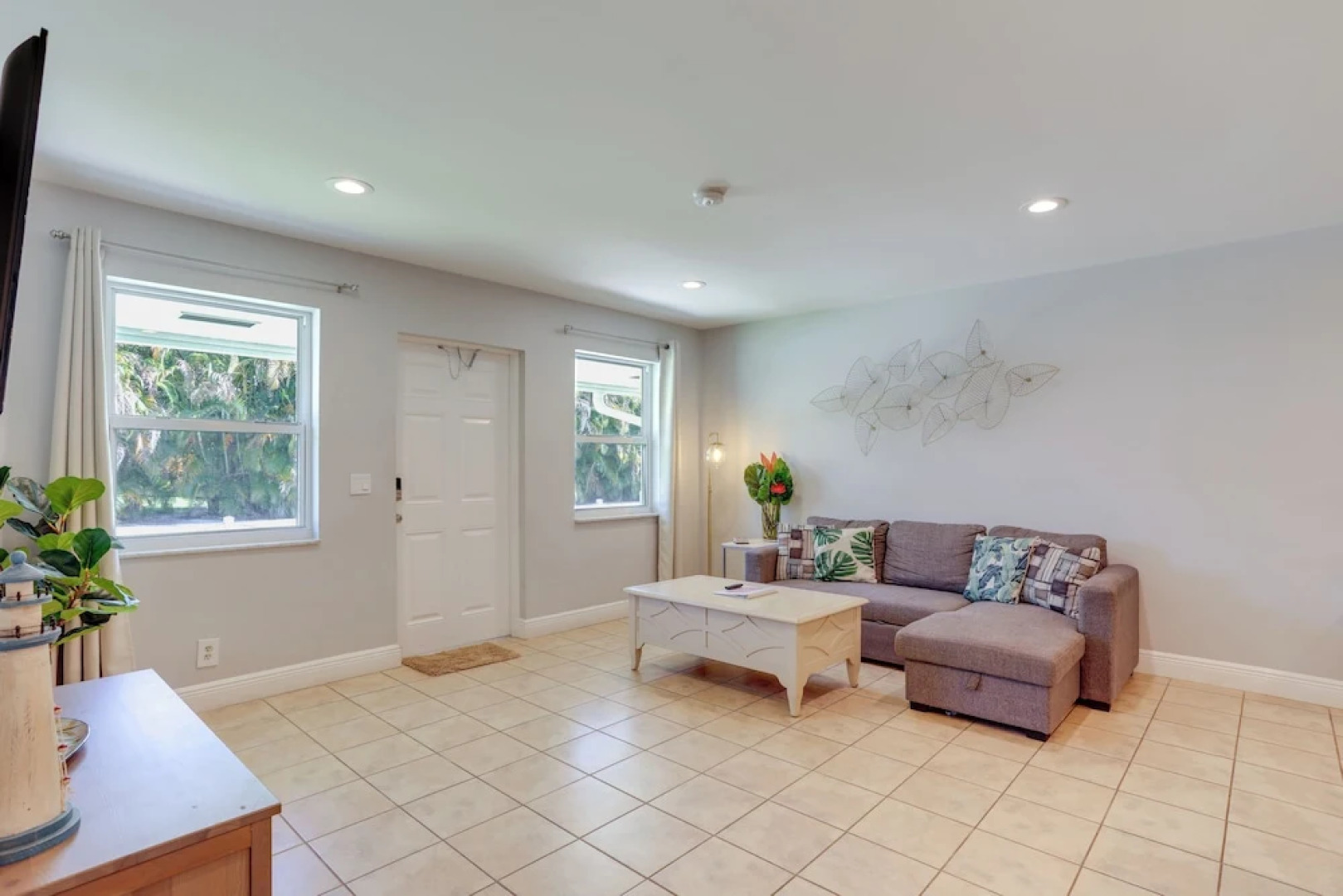 Pet-friendly Palm Beach Pad - 1 Mi to the Ocean!